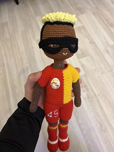 oyuncaql: Galatasaray Victor Osimhen əl işi oyuncaq Amigurumi toxunma futbolçu — 2
