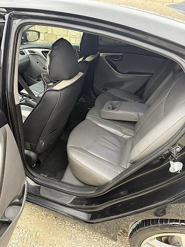 kia optima 2021: Hyundai Elantra – qara sedandır. Xüsusiyyətlər: - Kuzov: sedan, qara — 5