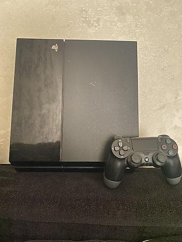 PlayStation 4 FAT 1TB Ela vezyetde.Bir djoystil yaxşı vəzyətdə bütün
