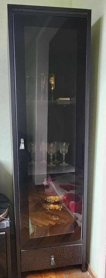 Şüşəli dolab vitrini
