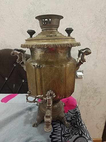Antik mis samovar – köhnə rus üslubu Üstünde tulla qabari keyfiyyət