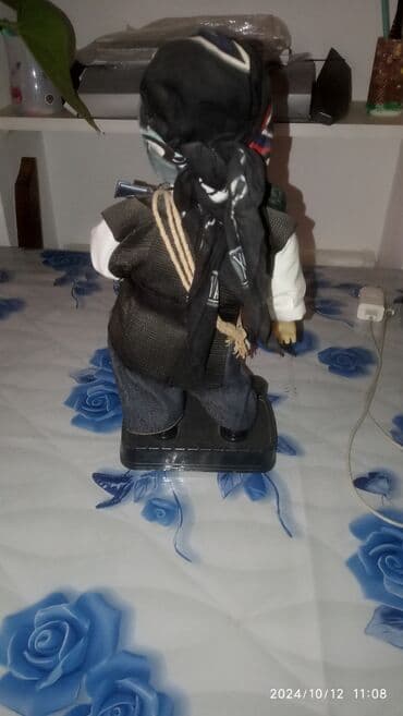 oyuncaq robot: Пират на батарейках 
Высота 35 см 
zənğ edin — 2