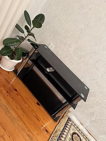 Düz TV altlığı, Polkalı, Şüşəli