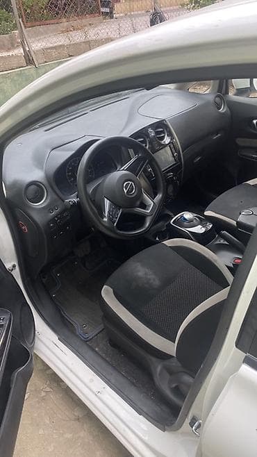 06 diskleri: Nissan Note e-POWER, ağ rəng, 5 qapılı hatchback. Əsas xüsusiyyətlər — 6
