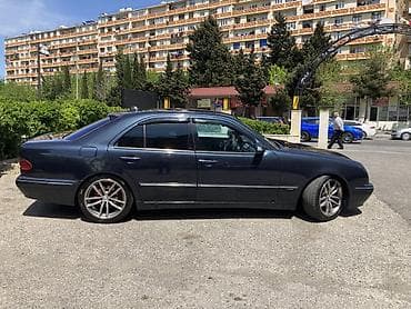 mercedes 190e: Mercedes-Benz E-Class (W210), sedan, tünd mavi rəng. Xüsusiyyətlər: - — 4