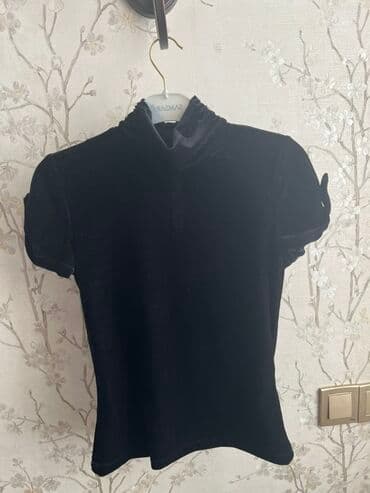 papaqli koynekler: Qısaqol qadın bluzası – məxmər material, qara rəng. - Yüksək yığma — 2