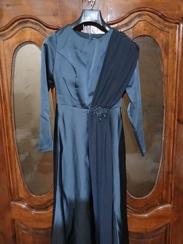 40 razmerdi. 1 defe geyinilib 100 alinib 60 satiram. hicabli xanimlar