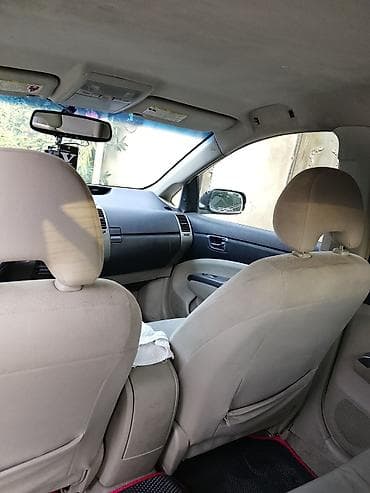 on lip: Toyota Prius, 2-ci nəsil, hibrid. - Kuzov: hetçbek, qara rəng - Güc — 4