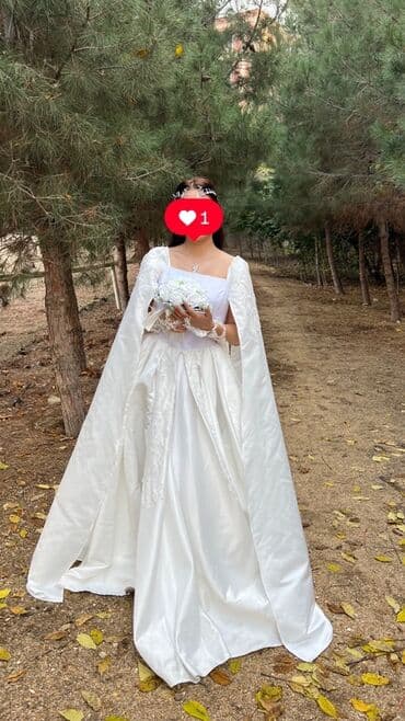 nişan paltarları 2023: Ağ gəlinlik – pelerinli model - Klassik ağ rəng, atlas/parıldayan — 2