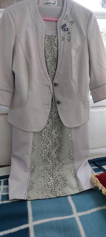 Zərif qadın dəsti – yüngül açıq boz rəngdə jaket və uyğun qələm-etek