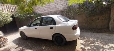 niva 4 qapi: Ağ rəngli 4 qapılı sedan - Korpus: kompakt sedan kuzovu, ağ rəng — 1