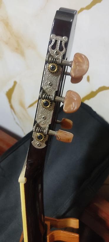 tuner: Elektro‑klassik gitara + çanta - Brend/model: başlıqda “MEGA” loqosu — 5