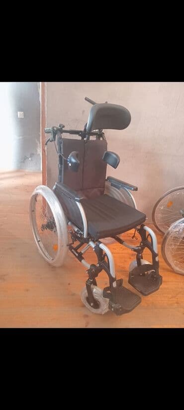 əlillər üçün araba: Təkərli əlil arabası, istifadəçi rahatlığı üçün tənzimlənən oturacaq — 1