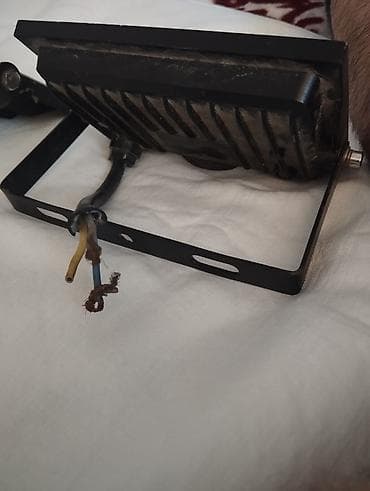 qara şekiler: LED proyektor/floodlight - Rəng: qırmızı işıq (şəkillərdə işlək halda — 3