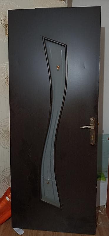 ev qapilari kreditle: - normal vezyetdedir 30 sm opsikasida var Qapı növü: Daxili/interyer — 2
