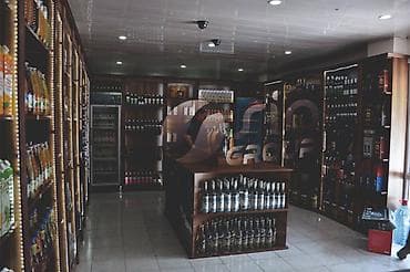 Şərab evi üçün vitrinlərinin sifarişlə hazırlanması — 4