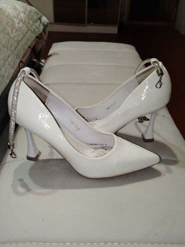 туфли новая не одевала не разу: Туфли, Размер: 37, цвет - Белый, Б/у — 1