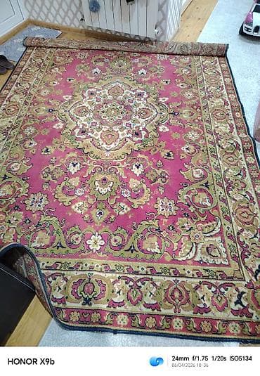 Şərq üslubunda xalça - Naxış: mərkəzdə medalyon və klassik