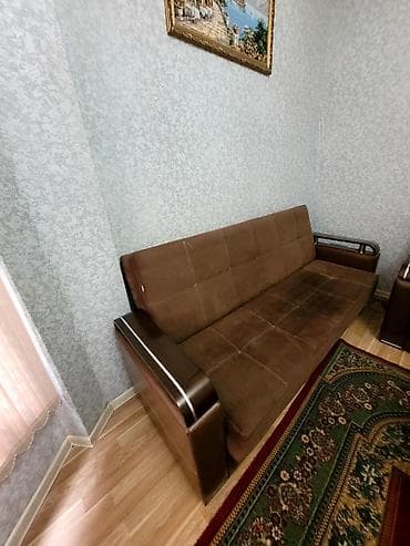 köhne mebeller: Ev satıldıgı üçün əşyaları satılır. Televizor altlıgı, Divan — 5