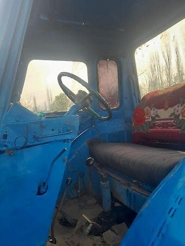 turbo az traktorlar: Mavi rəngdə kabinəli kənd təsərrüfatı traktoru. Xüsusiyyətlər: - — 10