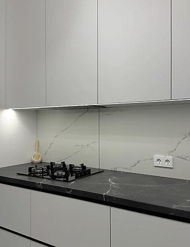 pol parket sekilleri: Müasir “L” formalı mətbəx mebeli – ağ mat fasadlar, qara mərmər — 6