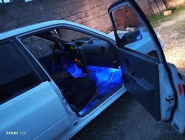 Ağ rəngli sedan, şəhərdaxili sürüş üçün praktik və qənaətcil