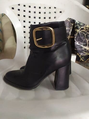 qiz ucun botlar: Qadın dabanlı qısa çəkmə - Rəng: qara - Model: qısa booti, yuvarlaq — 1