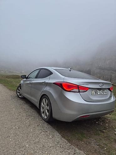 Hyundai Elantra: 1.8 l | 2012 il Sedan