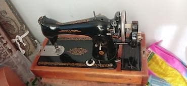antik mebellər: Klassik mexaniki tikiş maşını – çuqun gövdəli, stolüstü model — 2