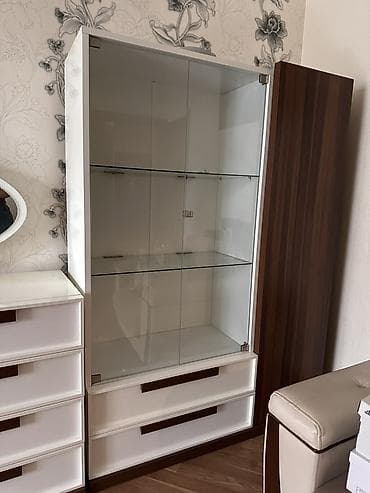isiqli termo: Qonaq otağı üçün mebel dəsti Tərkibi: - TV stendi: aşağı bölmə (geniş — 3