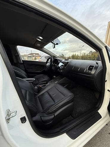 190 maşın: Kia Cerato sedan – ağ rəng, aerodinamik korpuslu, şəhər və magistral — 10