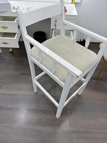 magaza vitrin: Vizaj masası və vitrin dəsti - Geniş iş səthi olan ağ vizaj masası - — 5