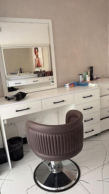 Salon ucun guzgulu şkaf ve kreslo birlikde 300azn. Ideal veziyyetdedir lalafo.az -da Salon ucun guzgulu şkaf ve kreslo birlikde 300azn. Ideal veziyyetdedir