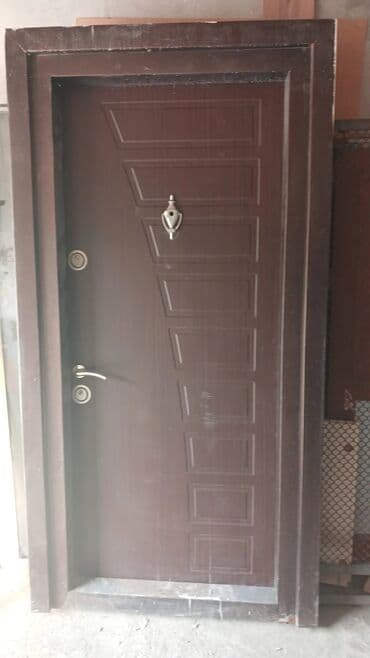 ev ucun qapı: Tünd qəhvəyi rəngdə, müasir dizaynlı metal qapı. Qapı möhkəm — 13