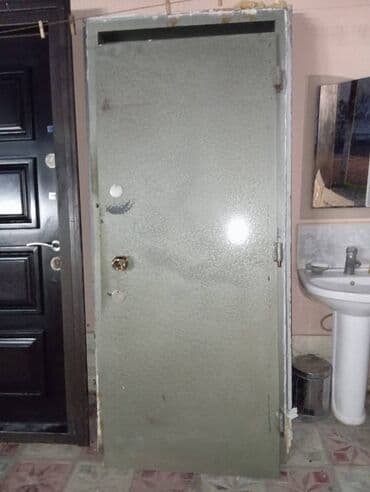 qapılar qiymətləri: Qapı seyf Möhkəm keyfiyyətli qapılar. 8 ədəd var Munasib qiymete hamsı — 3