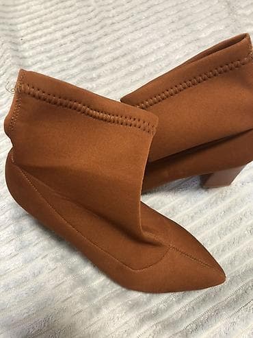Qadın botları – dar burunlu, qəhvəyi-karamel rəngdə, qısa əkiz tikiş