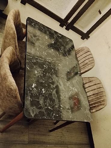 GuluAcilan masa+4 stulla birge 280 azn.Unvan Qara Qarayev (Gülü)