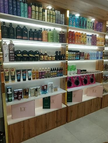 Rəf vitrinləri: Gözəllik və şəxsi baxım mağazası üçün tam təchiz olunmuş vitrin və rəf — 3