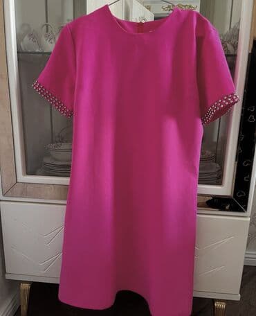 Parlaq fuksiya rəngində qısa don. - Model: Düz kəsim, dizə yaxın lalafo.az -da Parlaq fuksiya rəngində qısa don. - Model: Düz kəsim, dizə yaxın