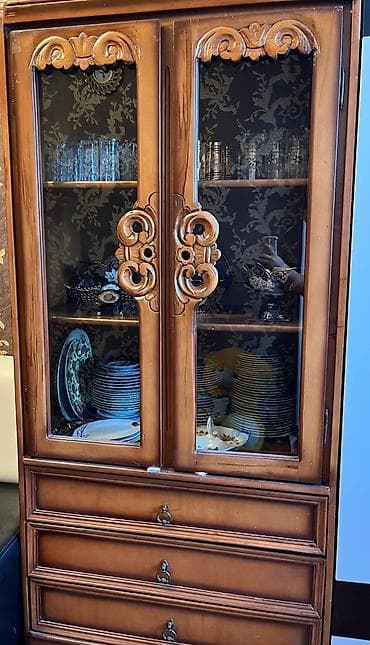 taxt pakrivali: Klassik üslubda taxta bufet/vitrin şkafı. - Material: massiv ağac — 1