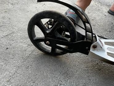 bu şəhərdə bilet qiymətləri 2023: NANROBOT brendinin ağ rəngli skuterində qabaq təkər üzərində narıncı — 5