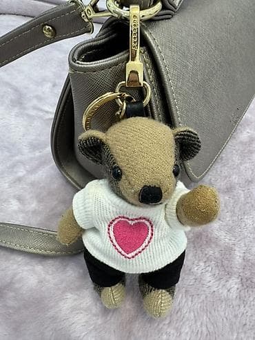 qizi: Məhsul: Ayı fiqurlu asqı/aksesuar - Material: Yumşaq toxuma oyuncaq — 1