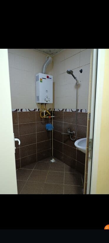 1 комнатная квартира студия: 5/5 mərtəbəli binada 5 otaqlı mənzil satılır.Super Təmirlidir. Real — 12