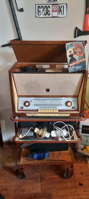 Retro lampalı radio-grammofon - Korpus: taxta, üst qapaqlı klassik