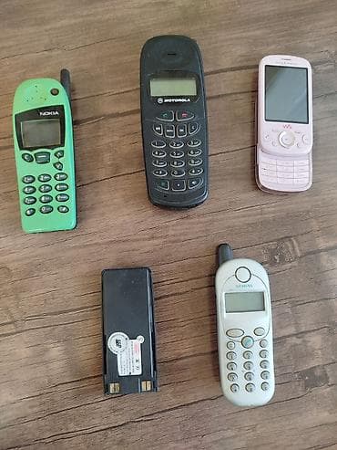 Retro mobil telefonlar kolleksiyası • 1990‑cı illərin klassik — 3