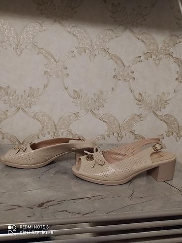 xonça desti: Qadın geyim və ayaqqabı dəsti - Ağ qısaqoll T‑şört + tünd mavi cins — 5