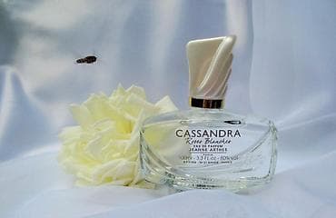 homm bitkisel az: "Cassandra Rose Blanches" qadın ətiri. Qab ölçüsü: 100ml (ətirərimiz — 4