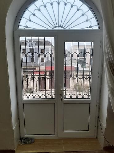 xonca qapilar: PVC giriş qapısı və dekorativ dəmir barmaqlıq dəsti - Material: Ağ — 2