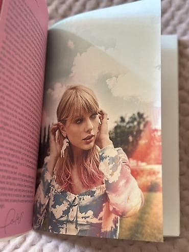 CD, DVD диски и кассеты: Taylor Swift Lover – Deluxe Album Version 4 kolleksiya kitabçası ve — 4
