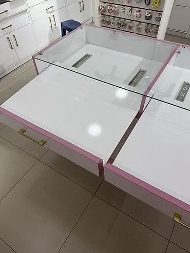 podium boutique: Mağaza üçün vitrin adası – iki hissəli, şüşə vitrin üstlü, saxlama — 7